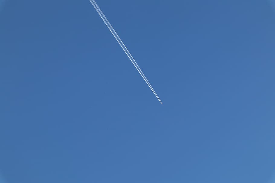 trainée blanche laissée par un avion